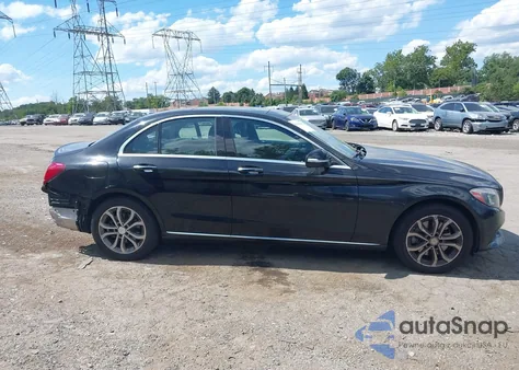 2015 Mercedes-Benz C 300 4Matic/Luxury 4Matic/Sport 4Matic z USA, uszkodzony, nr VIN 55SWF4KB9FU023915